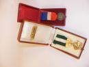 Lot décorations : 2 croix de guerre 1939, 1 médaille troupes aéroportées+ 2 décorations civiles+ rubans de boutonnières