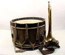 Couesnon: tambour ancien  avec son baudrier et clairon.