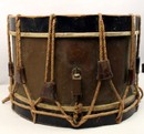 Couesnon: tambour ancien  avec son baudrier et clairon.