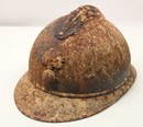 Lot vestiges de la Grande Guerre: casque, gourde, obus, cartouchière , gamelle + masque tricolore