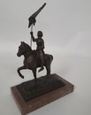 Lot Jeanne d'Arc: statuette + missel + 10 boutons 
