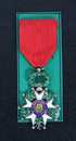Légion d'Honneur 4e république - Médaille de chevalier -1944-1958. (sur fond vert). Modèle de luxe à filets.