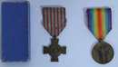 Casque Adrian d'infanterie, WWI, intérieur incomplet avec 2 médailles.
