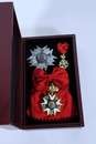 Coffret souvenir: Légion d'Honneur. Grand cordon avec son bijou, médaille d'officier et 