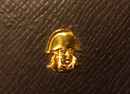 Coffret noir au profil de l'Empereur. Copies de Légion d'Honneur et débris de la Grande Armée, authentique médaille de Sainte Hélène 