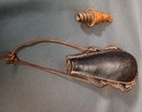 Poire à poudre militaire fin XVII ème, dite de dragon.