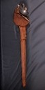 Sabre d'officier anglais du règne d'Édouard VII, avec fourreau gainé cuir et housse de protection en cuir.