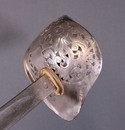 Sabre d'officier anglais du règne d'Édouard VII, avec fourreau gainé cuir et housse de protection en cuir.