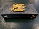 Medaille de Sainte Hélène, piéce originale avec ruban neuf au modèle, dans une jolie boite ancienne.