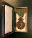 Medaille de Sainte Hélène, piéce originale avec ruban neuf au modèle, dans une jolie boite ancienne.