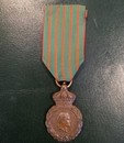 Medaille de Sainte Hélène, piéce originale avec ruban neuf au modèle, dans une jolie boite ancienne.