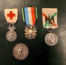 Lot de décorations second Empire. Crimée, secours aux blessés miltaires, vétérans et une copie de médaille du Mexique avec 1/2 bon ruban.