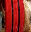 Galon cul de dé écarlate, 2 raies noires, 30 mm large. Tissé en 1932