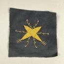 Insigne pour officier du PERSONNEL SOUS-MARINIER. Torpilles croisées brodées/drap marine: 85 X 70 mm. Nombre très limité