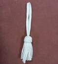 Pompon blanc avec attache par lacet plat