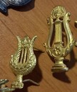  Lot 3: 18 cuivreries sur le thème de la musique. Vers 1900 . Dont dorées au mercure, argentées et émaillées