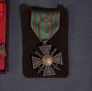 Lot de 5 médailles françaises: Médaille de la Grande Guerre, croix de guerre 14-18 et 1939, médaille militaire, médaille de l'UNC.