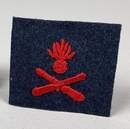 Insigne de TIREUR POINTEUR de mitrailleuse d'infanterie en drap bleu foncé, attribut brodé en fils de soie rouge.