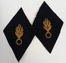 INSIGNES pour pattes de col de LEGION, à la grenade en cannetille doré sur drap noir. Epoque avant 1940. La paire