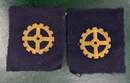 Insigne de sous-officier MECANICIEN. Roue dentée or/drap marine. Prix à l'unité
