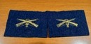 Insigne d'armurier maréchal des logis. Grande guerre. Fusils croisés et grenades or/bleu. Prix à l'unité