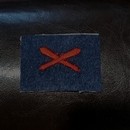 Insigne de mitrailleur troupe. Canons croisés rouges /gris de fer bleuté d'entrée de guerre