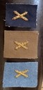 Insigne de mitrailleur pour sous officiers instructeurs. Canons croisés or/laine de couleurs diverses.
