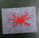 Insigne de télégraphiste militaire. Foudre et étoile rouge/drap bleu horizon. Grande Guerre