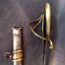 Sabre d'officier de cavalerie légère à la chasseur, Empire/ restauration. Lame bleuie dorée. Fourreau à garnitures laiton