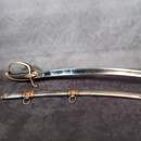 Sabre d'officier de cavalerie légère à la chasseur, Empire/ restauration. Lame bleuie dorée. Fourreau à garnitures laiton