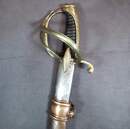 Sabre d'officier de cavalerie légère à la chasseur, Empire/ restauration. Lame bleuie dorée. Fourreau à garnitures laiton