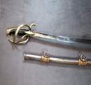 Sabre d'officier de cavalerie légère à la chasseur, Empire/ restauration. Lame bleuie dorée. Fourreau à garnitures laiton