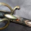 Sabre d'officier de cavalerie légère à la chasseur, Empire/ restauration. Lame bleuie dorée. Fourreau à garnitures laiton