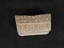 Adorables jumelles de théâtre habillées de nacre incrustée de motifs floraux dorés, dans leur étui d'origine. ANCIEN PRIX: 160 €