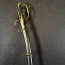 Sabre d'officier de cavalerie légère à la chasseur, Empire/restauration. Lame bleuie et dorée. Fourreau à garnitures laiton