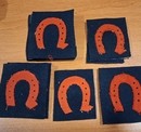  WWI. Insigne au fer à cheval rouge/bleu marine très sombre. 2 ème choix