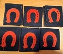  WWI. Insigne au fer à cheval rouge/bleu marine très sombre. 2 ème choix