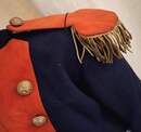 Habit d'officier de marine pour enfant, fabrication vers 1900, dans une boite ancienne.