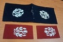 WWI. Paire de broderies de col au caducée blanc sur fond noir ou garance, neuf de stock.
