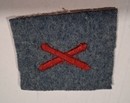 WWI. insigne de mitrailleur en soie rouge sur fond bleu horizon, neuf de stock.