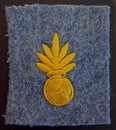 Grenade en soie jonquille 35 mm sur fond bleu horizon, neuf de stock. Stock très limité