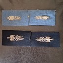 WWI. Paires de foudres d'état major d'officier, brodés argent, 70 mm  sur fond de drap de laine 