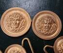 Lot de 47 plaques de ceinturons à l'ancre ou à la tête de Méduse.
