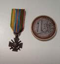 Grande Guerre. Croix de guerre miniature avec ruban regroupant 3 attributions:  Croix de guerre + blessés militaires +médaille militaire