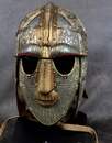 Casque de Sutton Hoo sur socle. Réplique de très haute qualité sur le modèle fabriqué par le British museum. Vendu en 2 h!