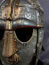 Casque de Sutton Hoo sur socle. Réplique de très haute qualité sur le modèle fabriqué par le British museum. Vendu en 2 h!
