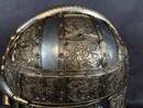 Casque de Sutton Hoo sur socle. Réplique de très haute qualité sur le modèle fabriqué par le British museum. Vendu en 2 h!