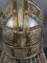Casque de Sutton Hoo sur socle. Réplique de très haute qualité sur le modèle fabriqué par le British museum. Vendu en 2 h!