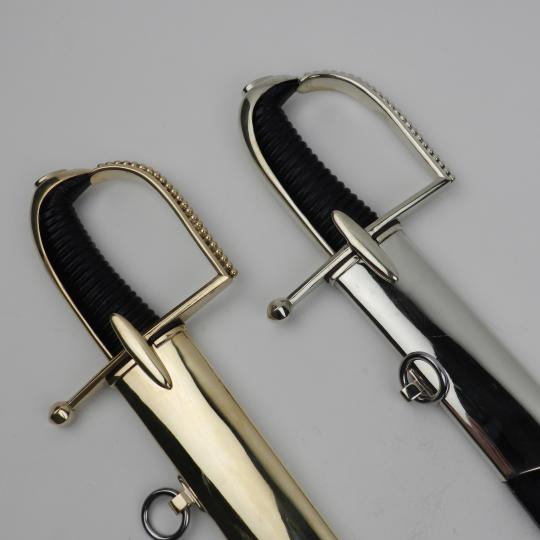 Sabre d'officier de hussard à garde perlée. Un seul exemplaire argenté à vendre. Rachat à un client, jamais utilisé.