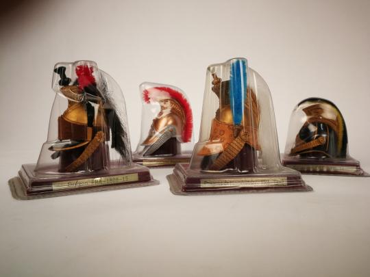 Rare lot de  25 casques miniatures Del Prado, avec chemise de 25 planches par Lordey!